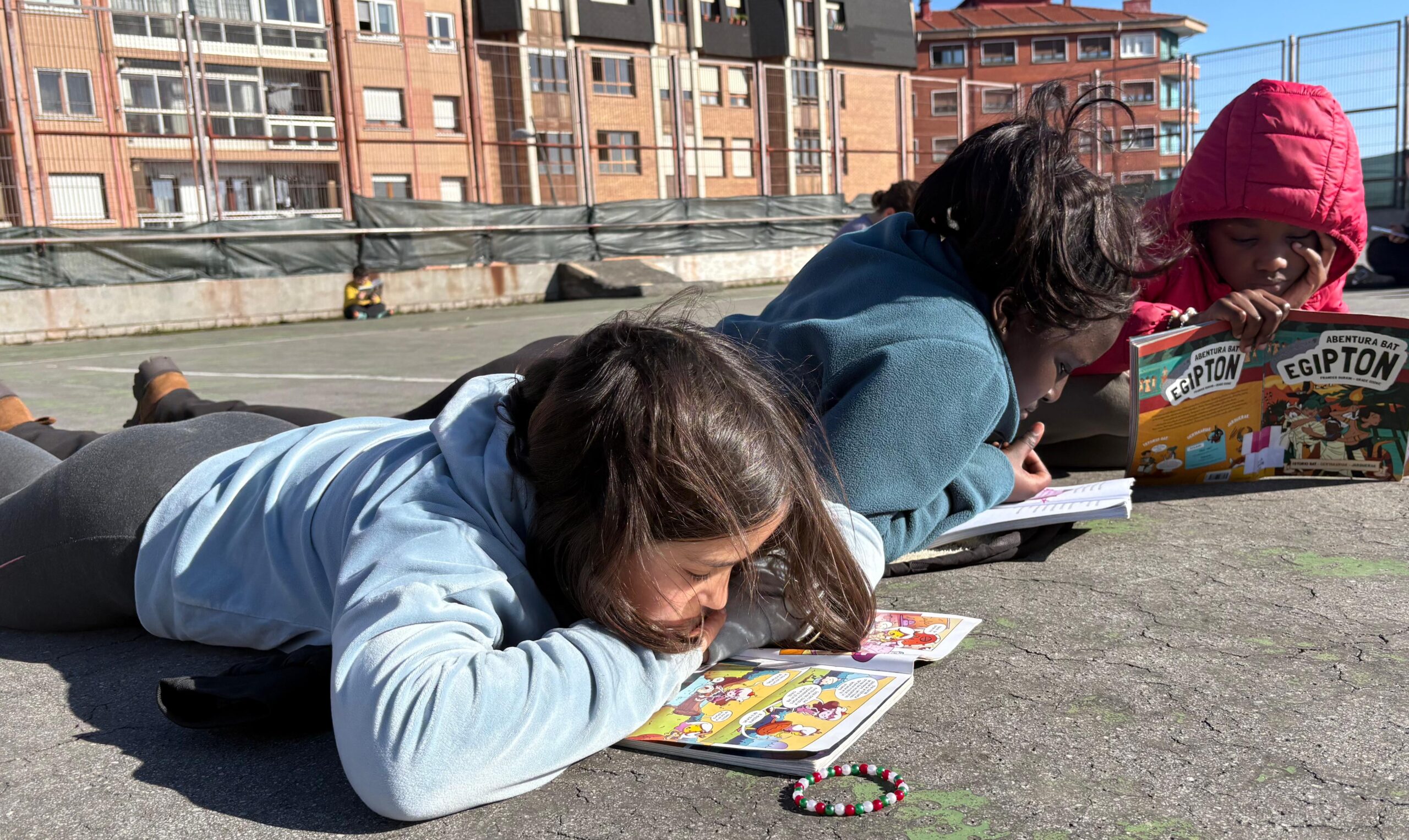 URTEKO LEHENENGO EGUZKI IZPIAK DISFRUTATZEN